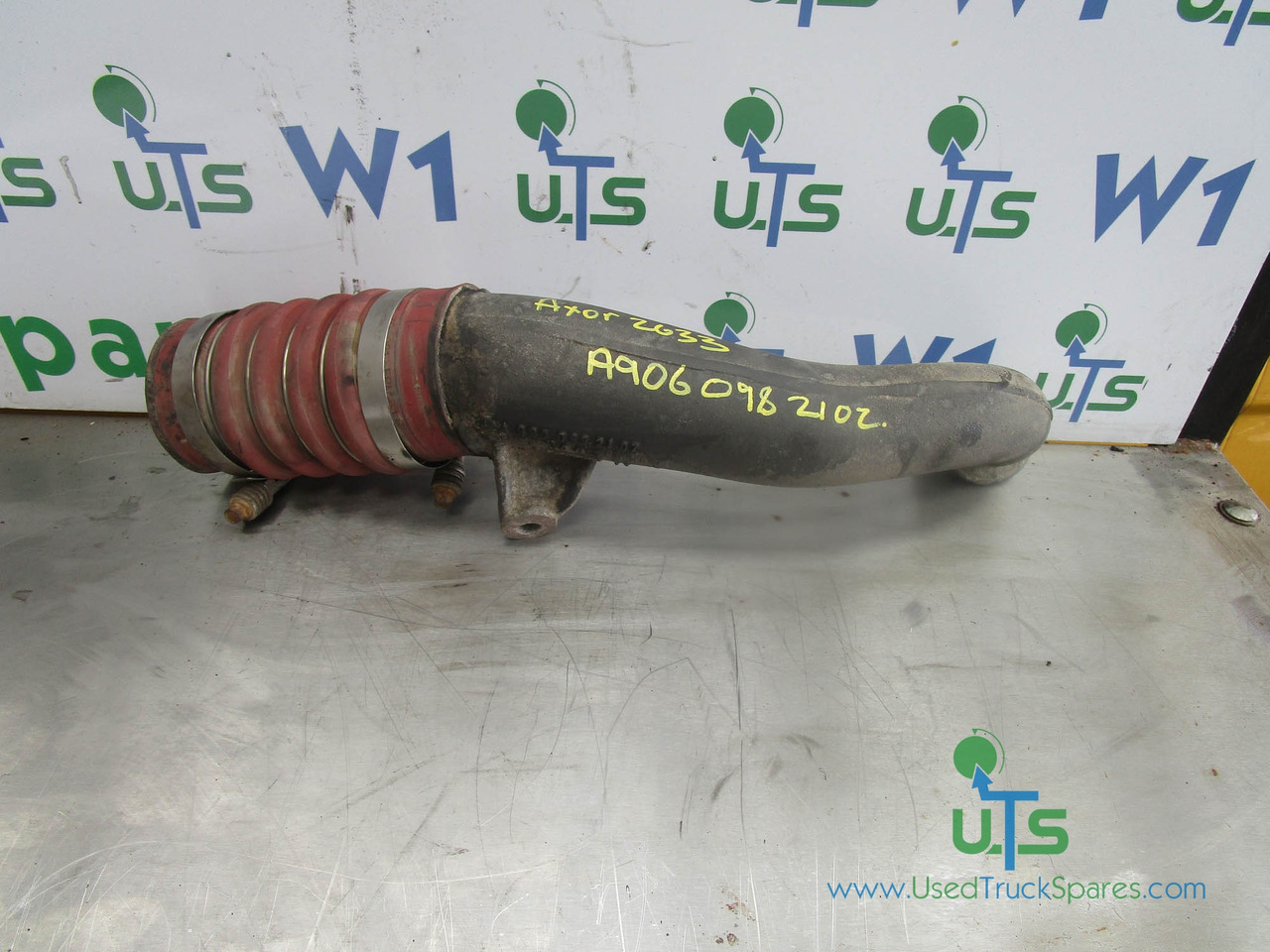 MERCEDES AXOR 2633 OM926 INTERCOOLER PIPE P/NO A9060982102 - Motor und Teile für LKW: das Bild 1 MERCEDES AXOR 2633 OM926 INTERCOOLER PIPE P/NO A9060982102 - Motor und Teile für LKW: das Bild 1
