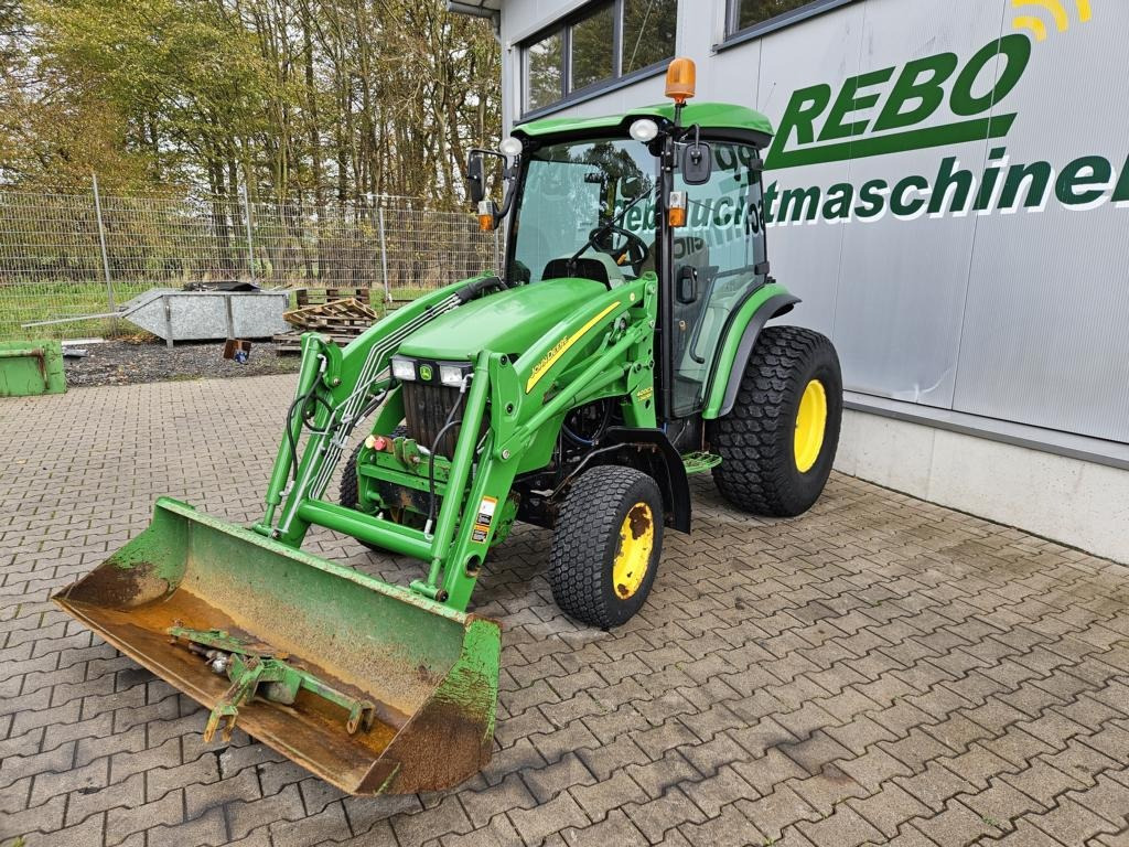 John Deere 4720 - Kommunaltraktor: das Bild 1 John Deere 4720 - Kommunaltraktor: das Bild 1