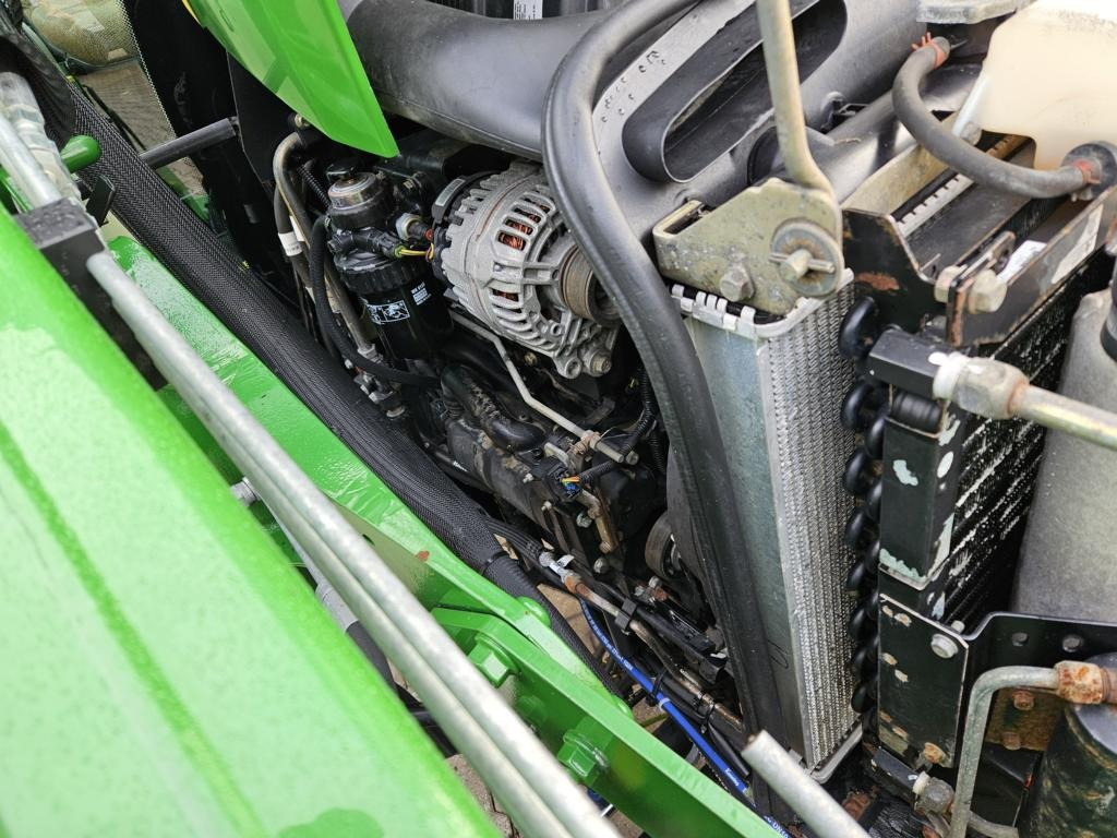 John Deere 4720 - Kommunaltraktor: das Bild 3 John Deere 4720 - Kommunaltraktor: das Bild 3