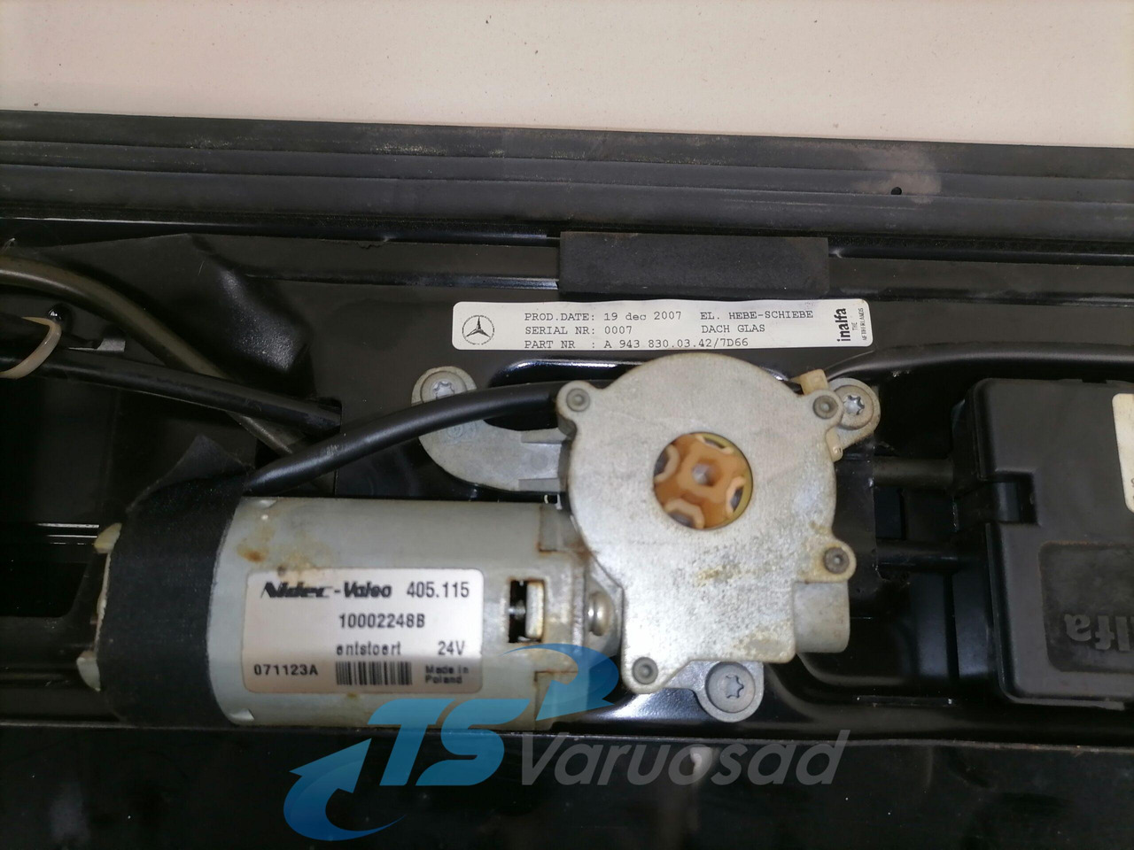 Mercedes-Benz Katuseluuk A9438300342 - Universalteil für LKW: das Bild 3 Mercedes-Benz Katuseluuk A9438300342 - Universalteil für LKW: das Bild 3