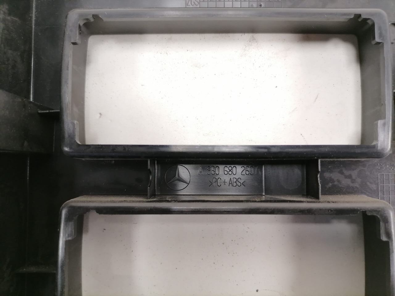 Mercedes-Benz Salongi plastik A9606802607 - Universalteil für LKW: das Bild 3 Mercedes-Benz Salongi plastik A9606802607 - Universalteil für LKW: das Bild 3