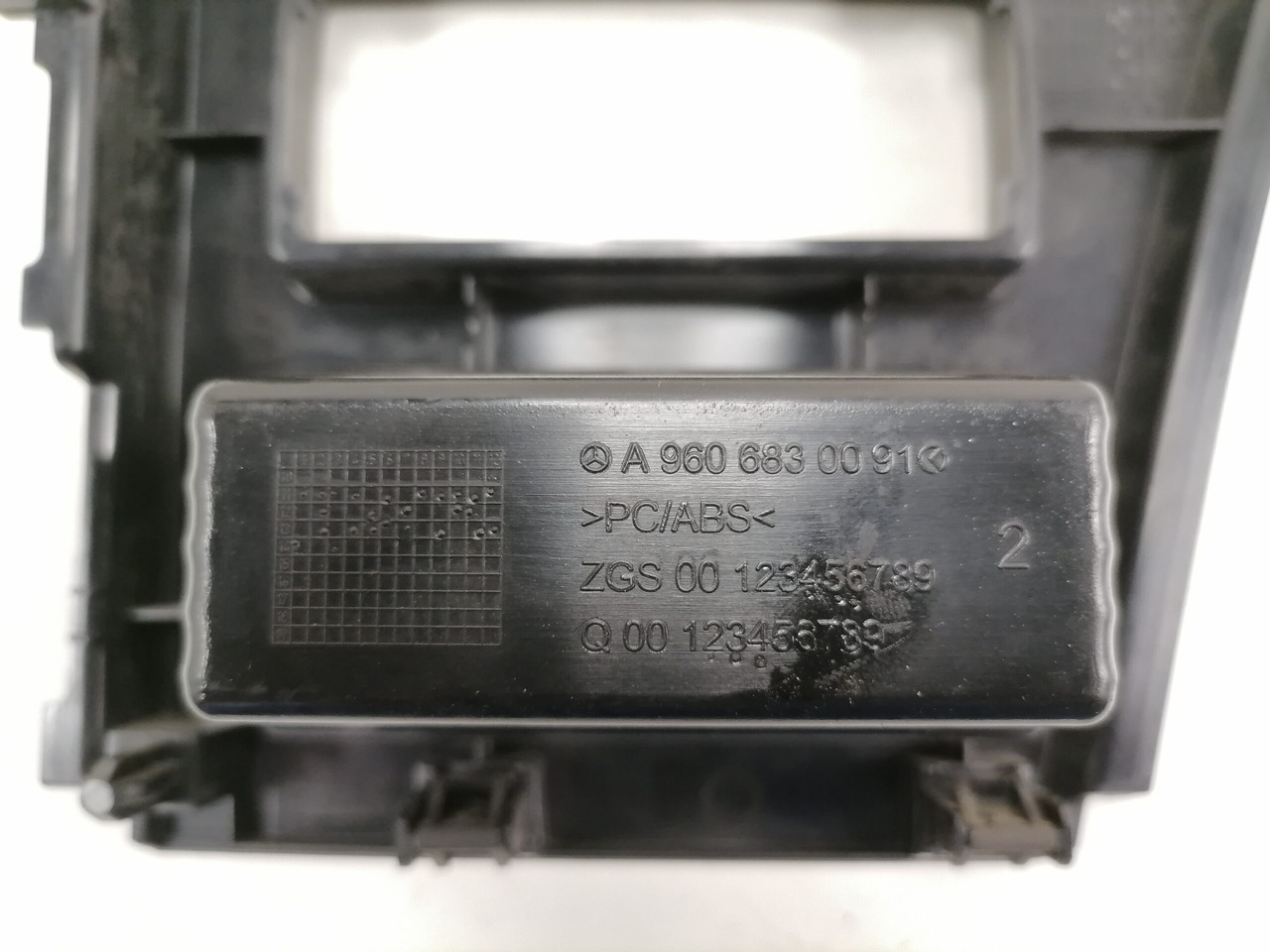 Mercedes-Benz Salongi plastik A9606802607 - Universalteil für LKW: das Bild 4 Mercedes-Benz Salongi plastik A9606802607 - Universalteil für LKW: das Bild 4