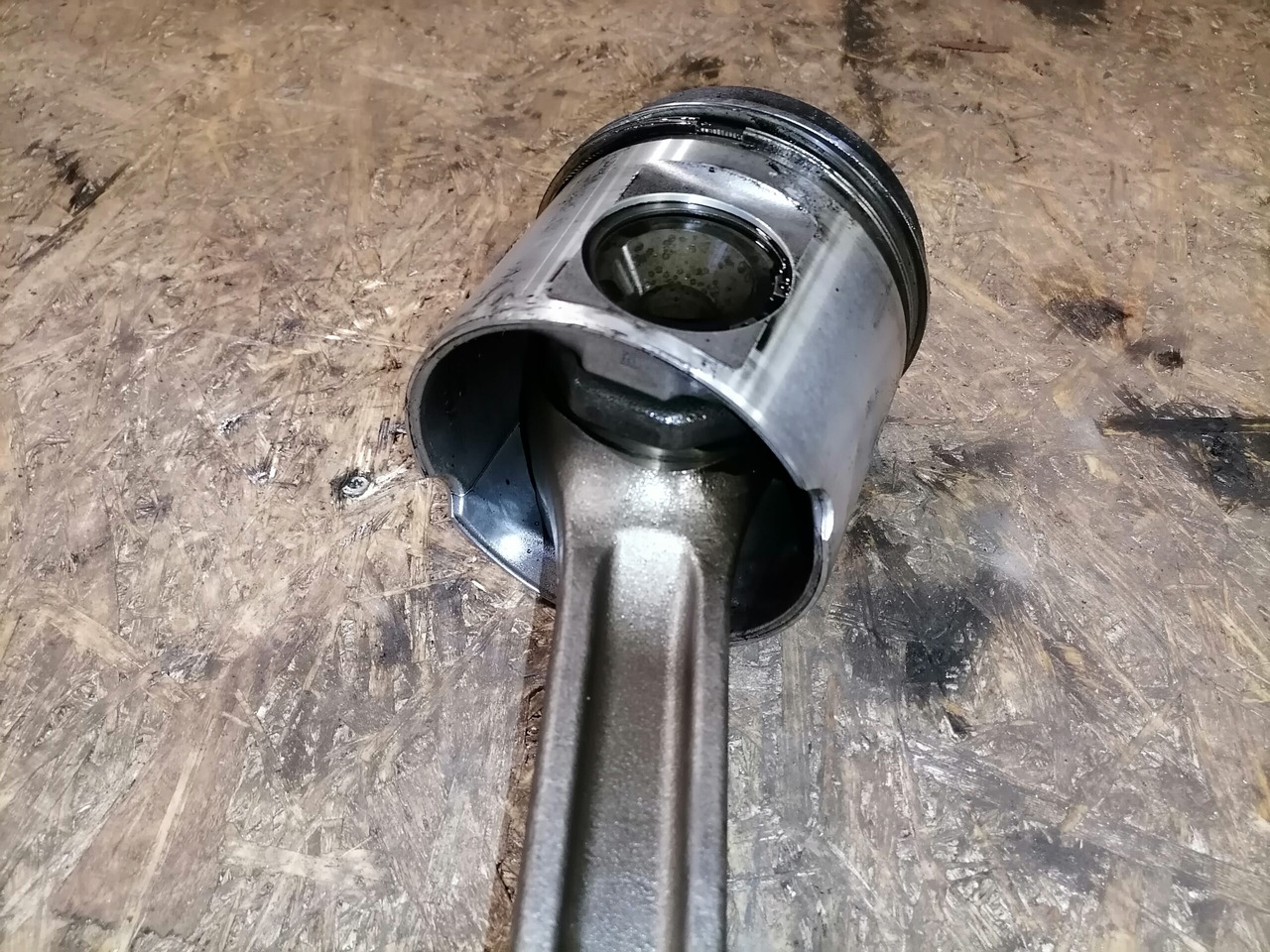 Scania Connecting rod + piston 1798596 - Kolbe/ Ring/ Laufbuchse für LKW: das Bild 4 Scania Connecting rod + piston 1798596 - Kolbe/ Ring/ Laufbuchse für LKW: das Bild 4