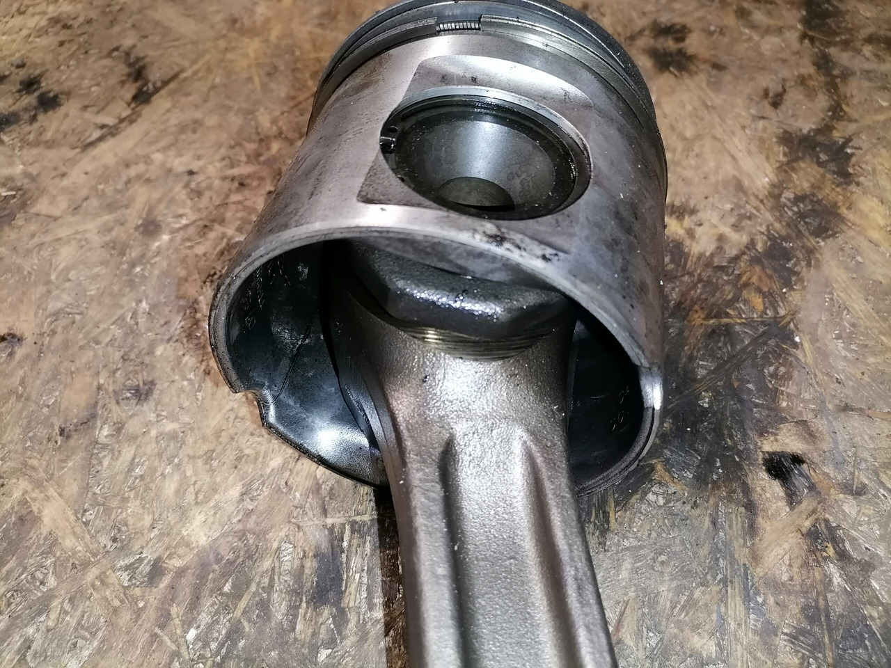 Scania Connecting rod + piston 1798596 - Kolbe/ Ring/ Laufbuchse für LKW: das Bild 4 Scania Connecting rod + piston 1798596 - Kolbe/ Ring/ Laufbuchse für LKW: das Bild 4
