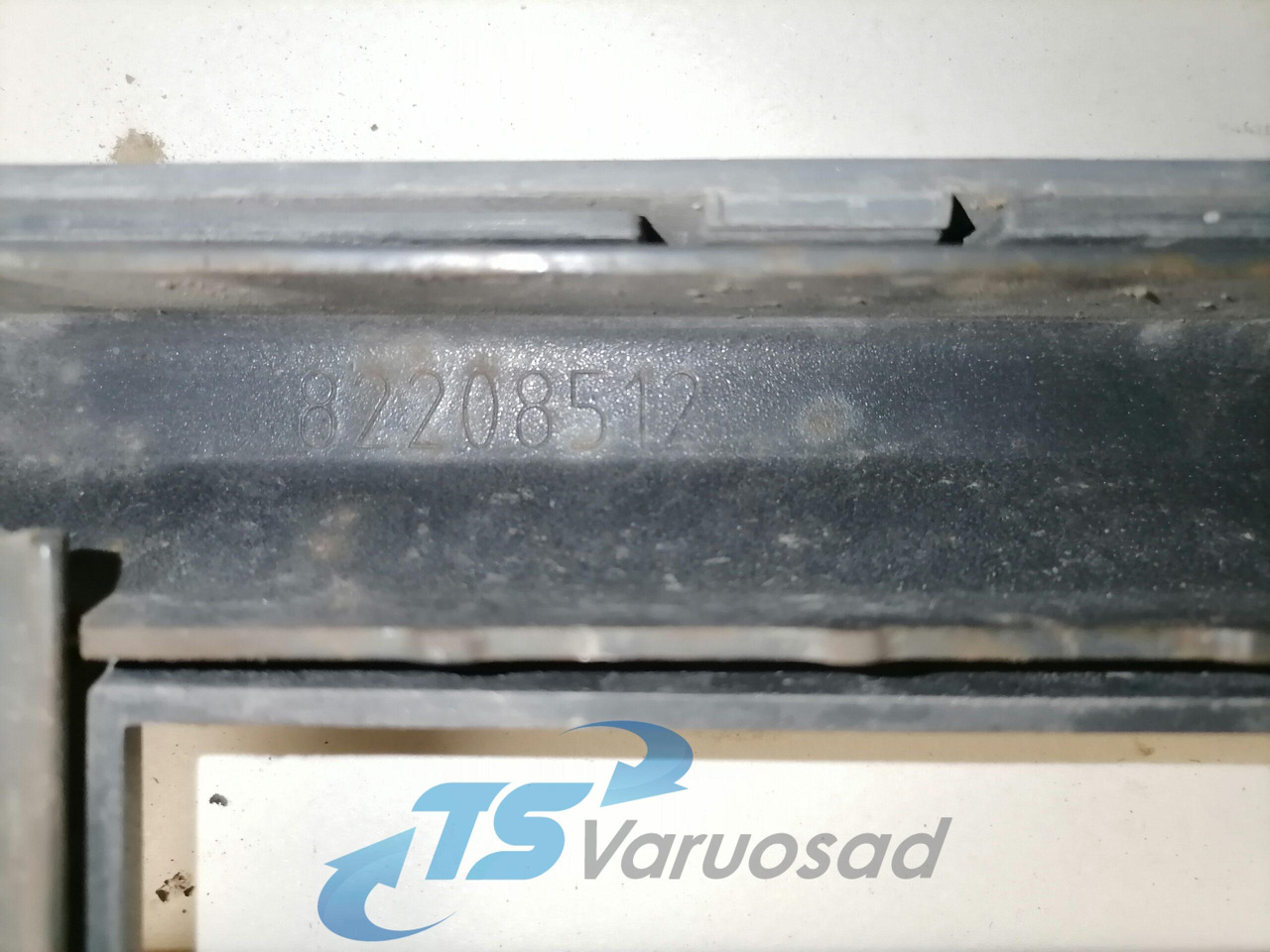 Volvo Grille panel 82208512 - Kühlergrill für LKW: das Bild 3 Volvo Grille panel 82208512 - Kühlergrill für LKW: das Bild 3