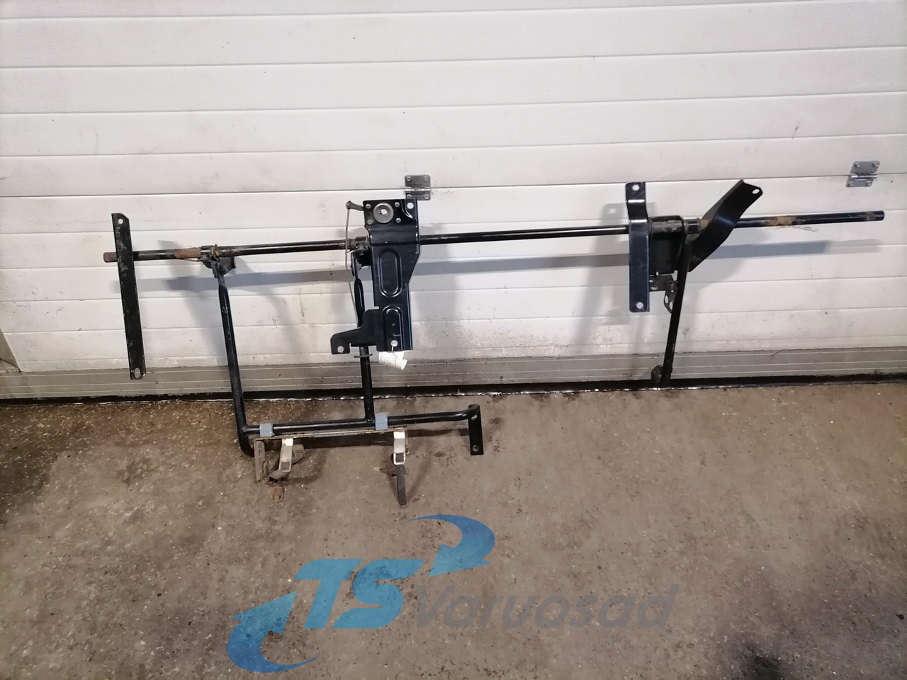 Volvo Kabiini tuulesuunaja kandur 82211420 - Universalteil für LKW: das Bild 2 Volvo Kabiini tuulesuunaja kandur 82211420 - Universalteil für LKW: das Bild 2