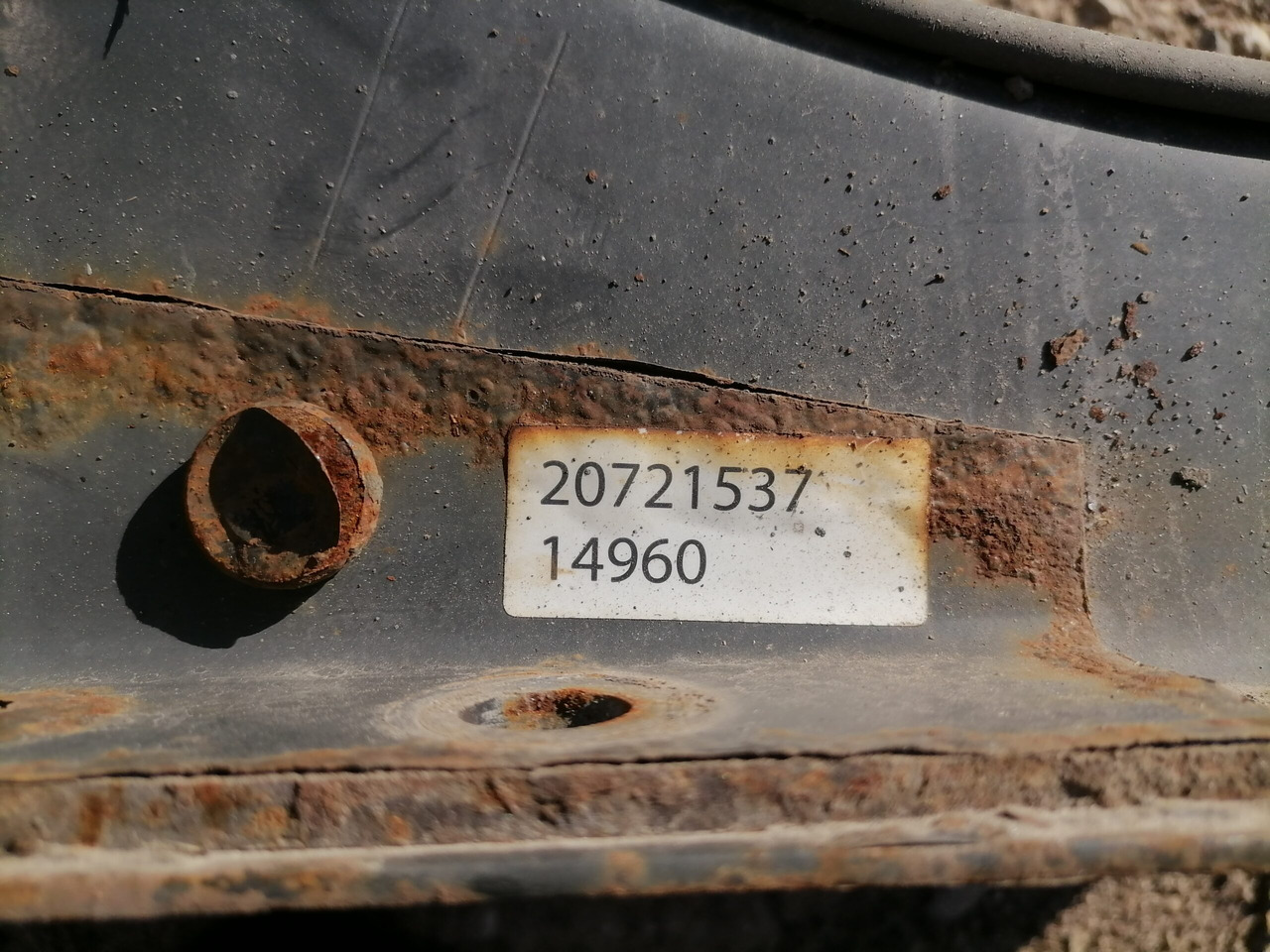 Volvo Kütusepaagi kandur, Volvo 20721537 - Kraftstofftank für LKW: das Bild 2 Volvo Kütusepaagi kandur, Volvo 20721537 - Kraftstofftank für LKW: das Bild 2