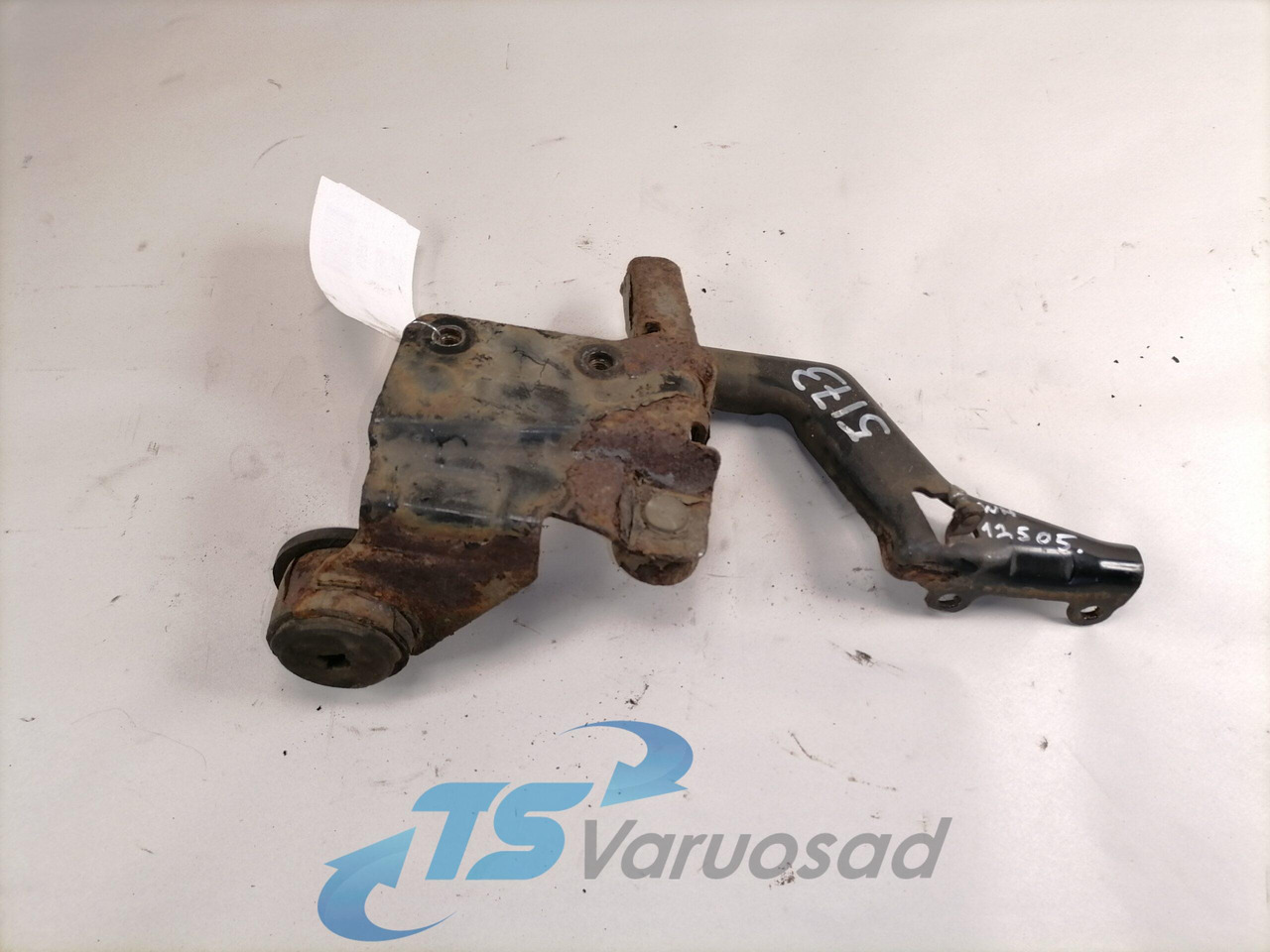 Volvo lower grille carrier hinge 20545095 - Kühlergrill für LKW: das Bild 2 Volvo lower grille carrier hinge 20545095 - Kühlergrill für LKW: das Bild 2