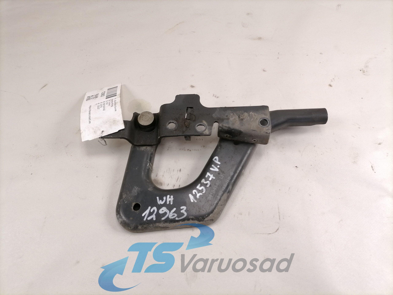 Volvo lower grille carrier hinge 84104142 - Kühlergrill für LKW: das Bild 1 Volvo lower grille carrier hinge 84104142 - Kühlergrill für LKW: das Bild 1