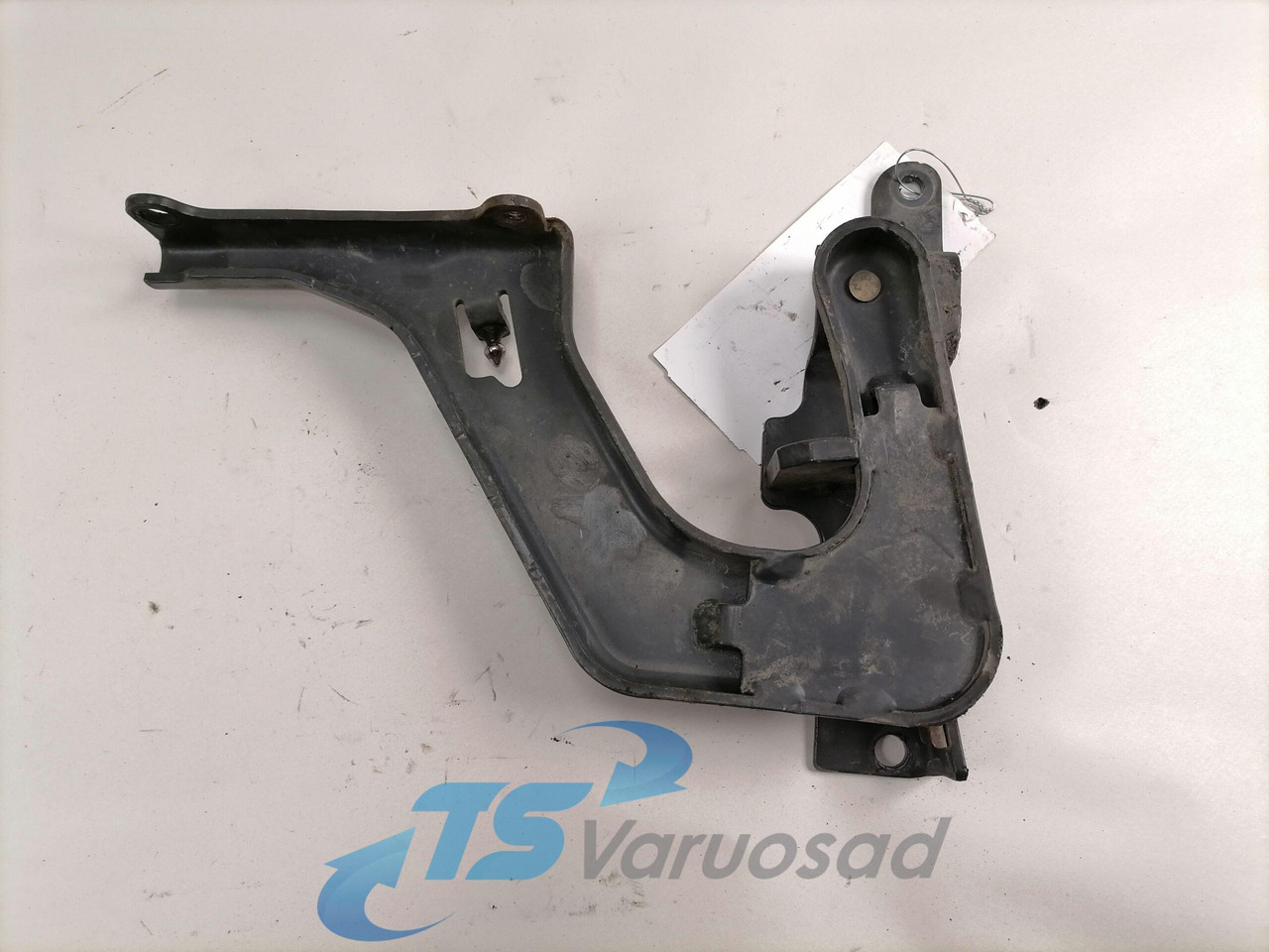 Volvo lower grille carrier hinge 84104142 - Kühlergrill für LKW: das Bild 2 Volvo lower grille carrier hinge 84104142 - Kühlergrill für LKW: das Bild 2