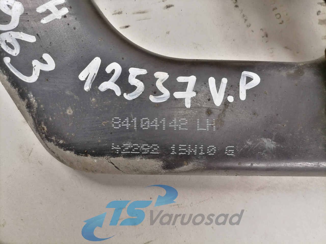 Volvo lower grille carrier hinge 84104142 - Kühlergrill für LKW: das Bild 3 Volvo lower grille carrier hinge 84104142 - Kühlergrill für LKW: das Bild 3
