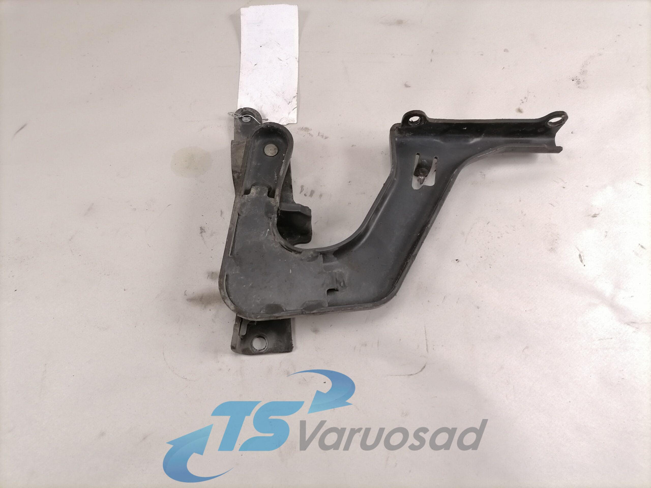 Volvo lower grille carrier hinge 84104144 - Kühlergrill für LKW: das Bild 2 Volvo lower grille carrier hinge 84104144 - Kühlergrill für LKW: das Bild 2