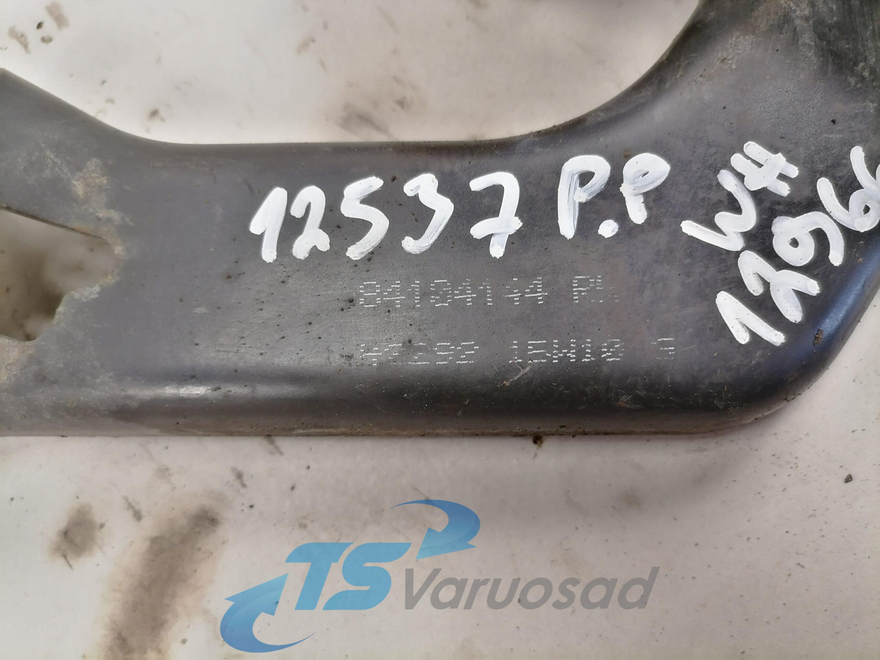 Volvo lower grille carrier hinge 84104144 - Kühlergrill für LKW: das Bild 3 Volvo lower grille carrier hinge 84104144 - Kühlergrill für LKW: das Bild 3