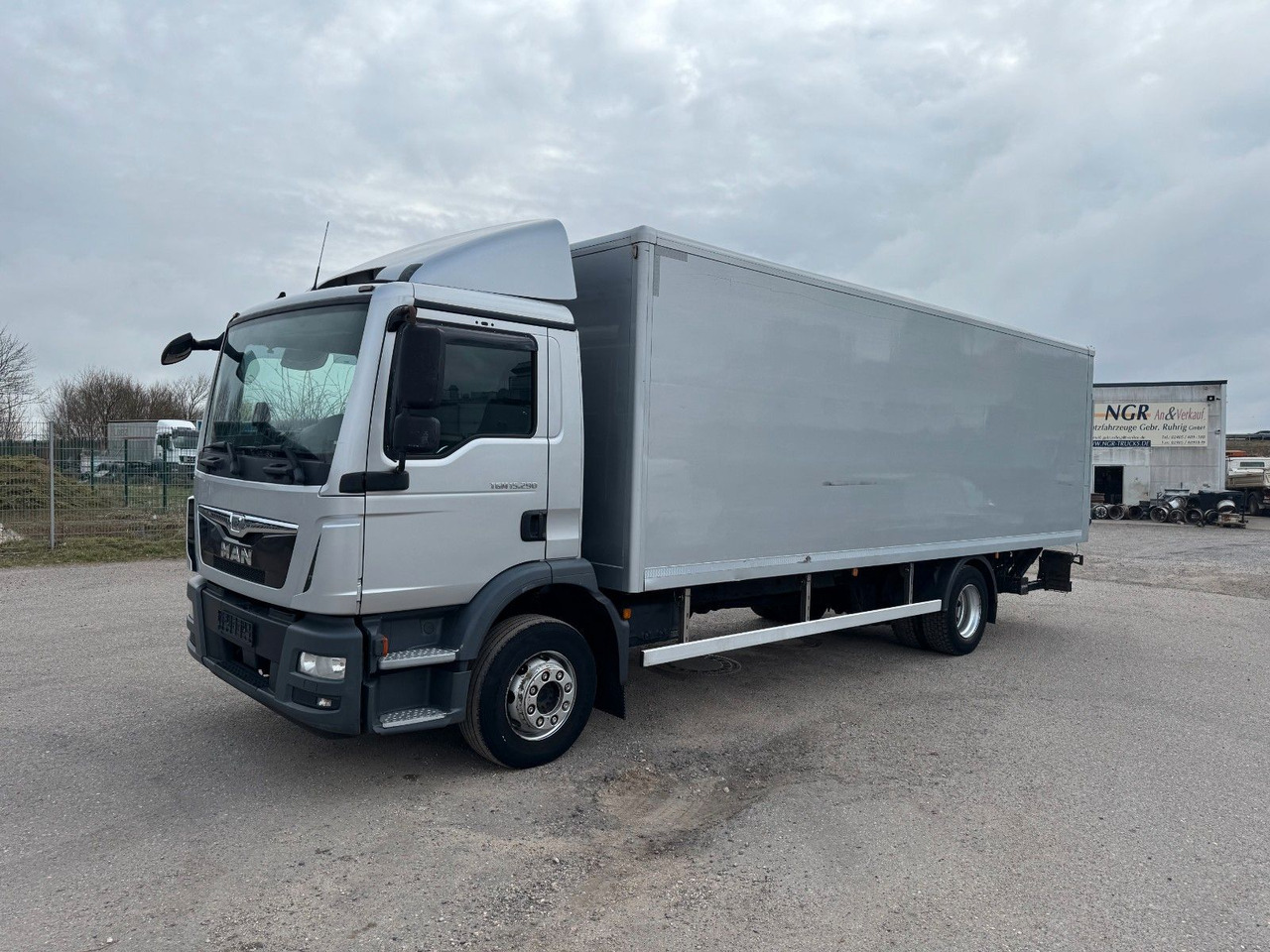 MAN 15.290 4X2 Koffer mit Hebebühne AHK - Koffer LKW: das Bild 1 MAN 15.290 4X2 Koffer mit Hebebühne AHK - Koffer LKW: das Bild 1