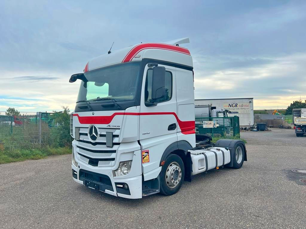 Mercedes-Benz 1842 4X2 mit Höhenverstellbarer Sattelkuppung Mercedes-Benz 1842 4X2 mit Höhenverstellbarer Sattelkuppung - Sattelzugmaschine: das Bild 1 Mercedes-Benz 1842 4X2 mit Höhenverstellbarer Sattelkuppung Mercedes-Benz 1842 4X2 mit Höhenverstellbarer Sattelkuppung - Sattelzugmaschine: das Bild 1