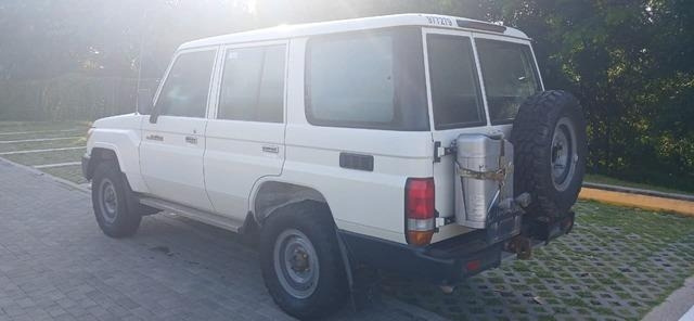 Toyota Land Cruiser 76 - PKW: das Bild 2 Toyota Land Cruiser 76 - PKW: das Bild 2