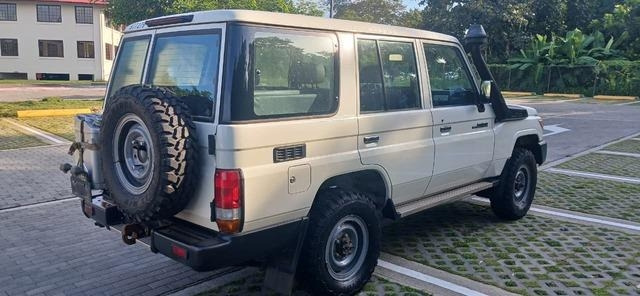 Toyota Land Cruiser 76 - PKW: das Bild 3 Toyota Land Cruiser 76 - PKW: das Bild 3