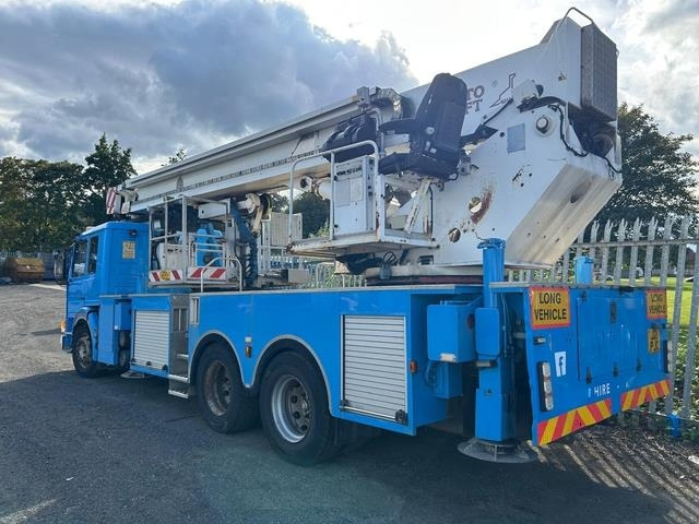 Scania P113ML - LKW mit Arbeitsbühne: das Bild 2 Scania P113ML - LKW mit Arbeitsbühne: das Bild 2