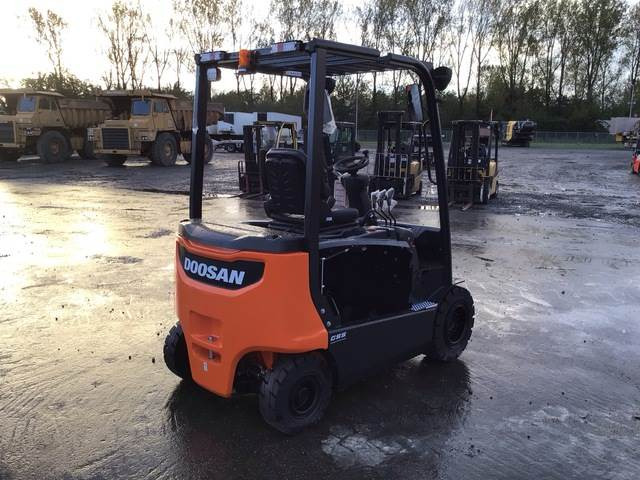 Doosan B25X-7 PLUS - Elektrostapler: das Bild 3 Doosan B25X-7 PLUS - Elektrostapler: das Bild 3
