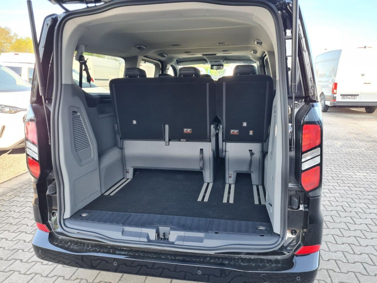 Personentransporter Ford Tourneo Custom 320 AG L2 Titanium 8 Sitze LEDER: das Bild 25