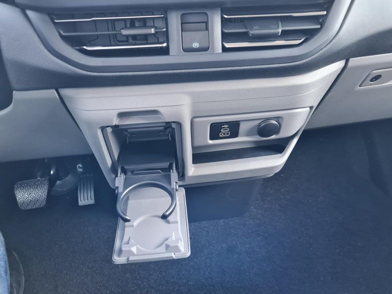 Personentransporter Ford Tourneo Custom 320 AG L2 Titanium 8 Sitze LEDER: das Bild 16