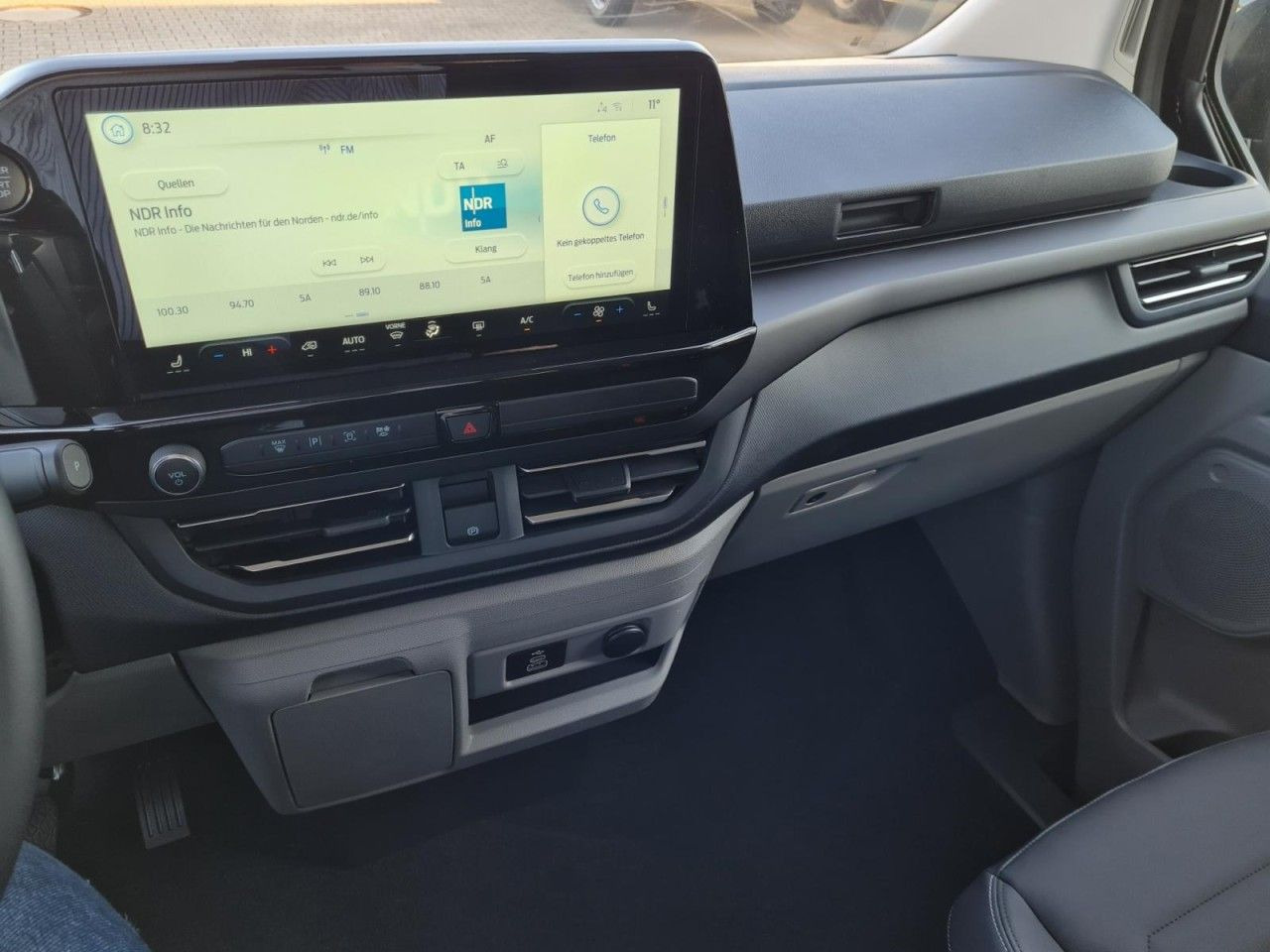 Personentransporter Ford Tourneo Custom 320 AG L2 Titanium 8 Sitze LEDER: das Bild 10