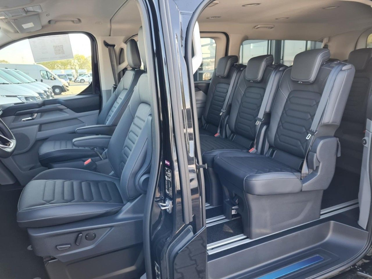 Personentransporter Ford Tourneo Custom 320 AG L2 Titanium 8 Sitze LEDER: das Bild 17