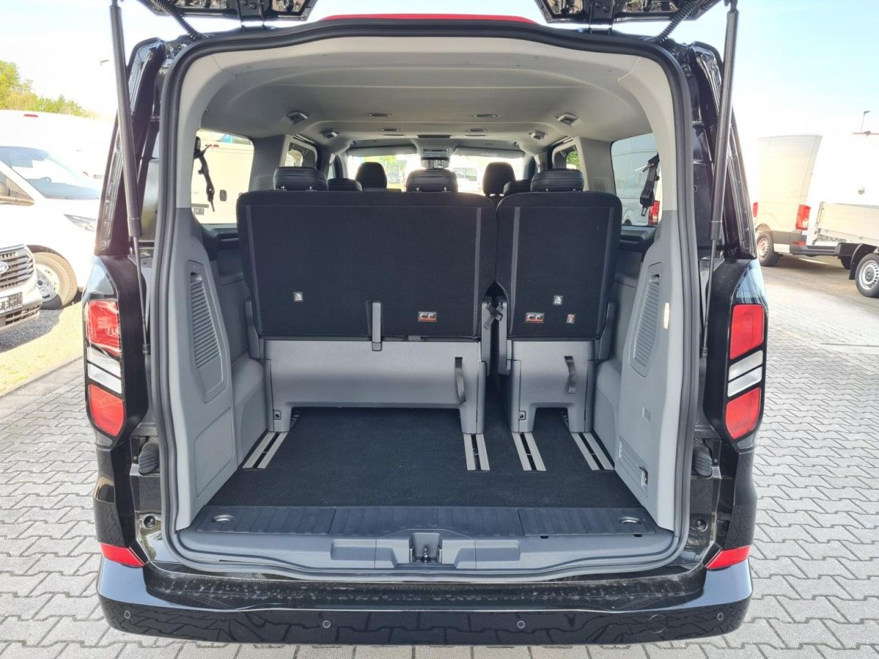 Ford Tourneo Custom 320 AG L2 Titanium 8 Sitze LEDER - Personentransporter: das Bild 5 Ford Tourneo Custom 320 AG L2 Titanium 8 Sitze LEDER - Personentransporter: das Bild 5