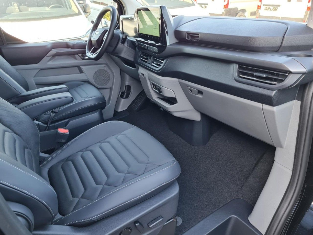 Personentransporter Ford Tourneo Custom 320 AG L2 Titanium 8 Sitze LEDER: das Bild 13