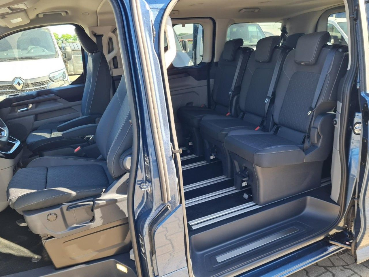 Ford Tourneo Custom 320 Titanium L1 AG 8-Sitze LED KA - Personentransporter: das Bild 2 Ford Tourneo Custom 320 Titanium L1 AG 8-Sitze LED KA - Personentransporter: das Bild 2