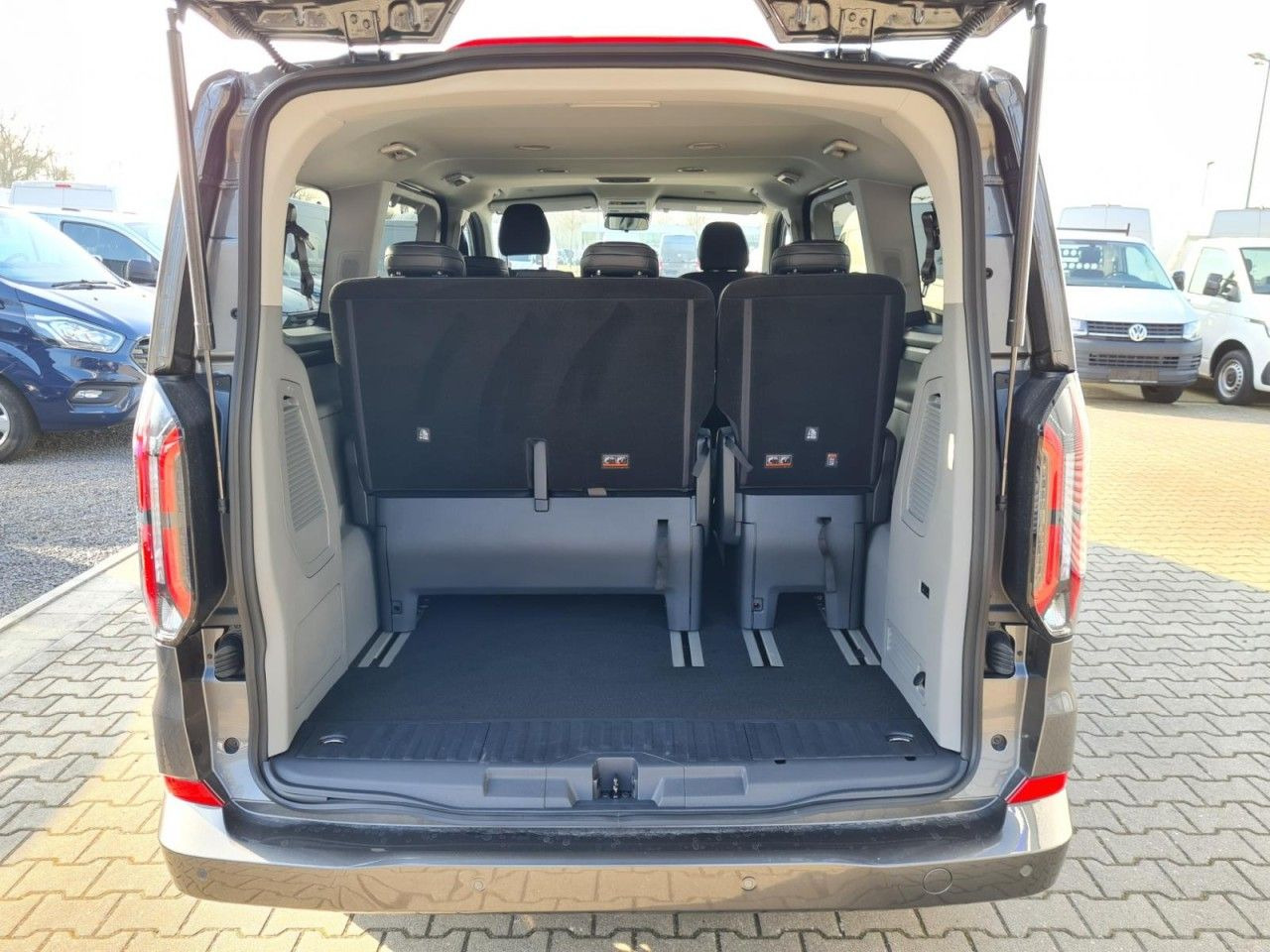 Personentransporter Ford Tourneo Custom 320 Titanium X L1 AHK LED LMF NAV: das Bild 24
