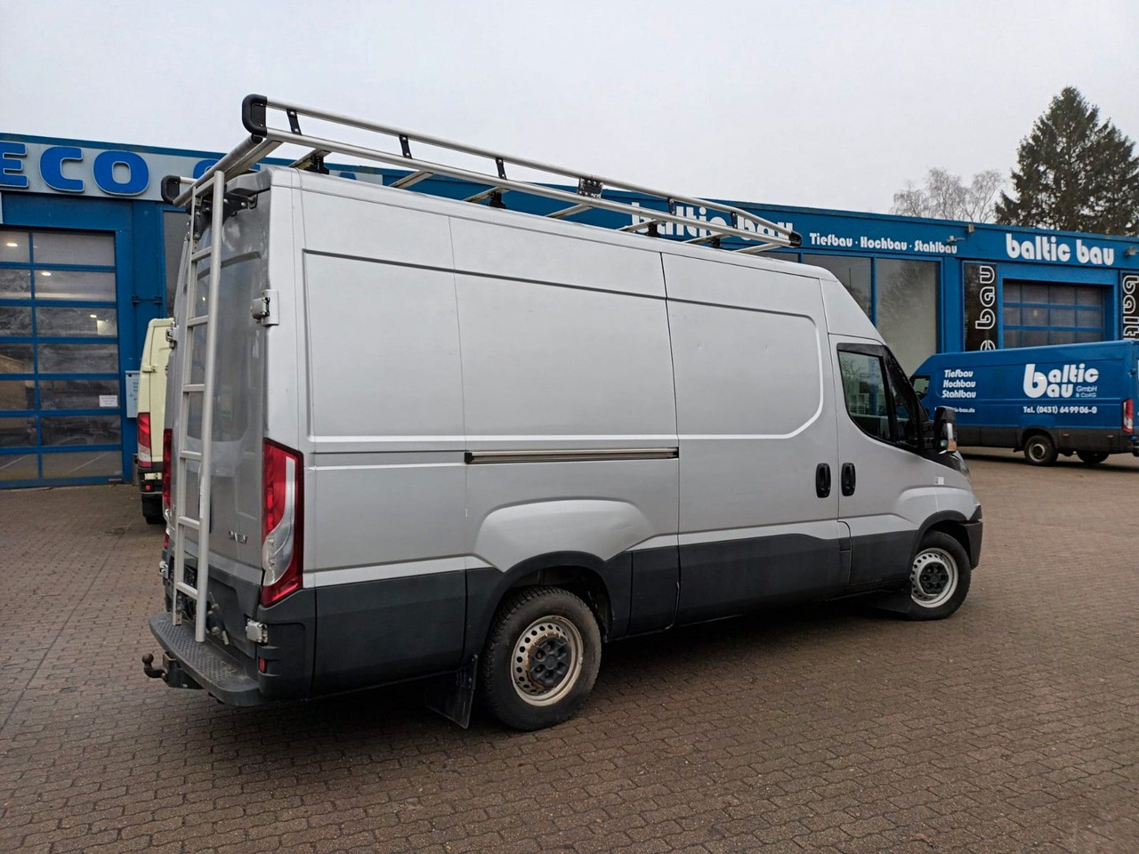Iveco Daily 35S12V 3520L AHK Dachträger 85 kW (116 ... - Kastenwagen: das Bild 3 Iveco Daily 35S12V 3520L AHK Dachträger 85 kW (116 ... - Kastenwagen: das Bild 3