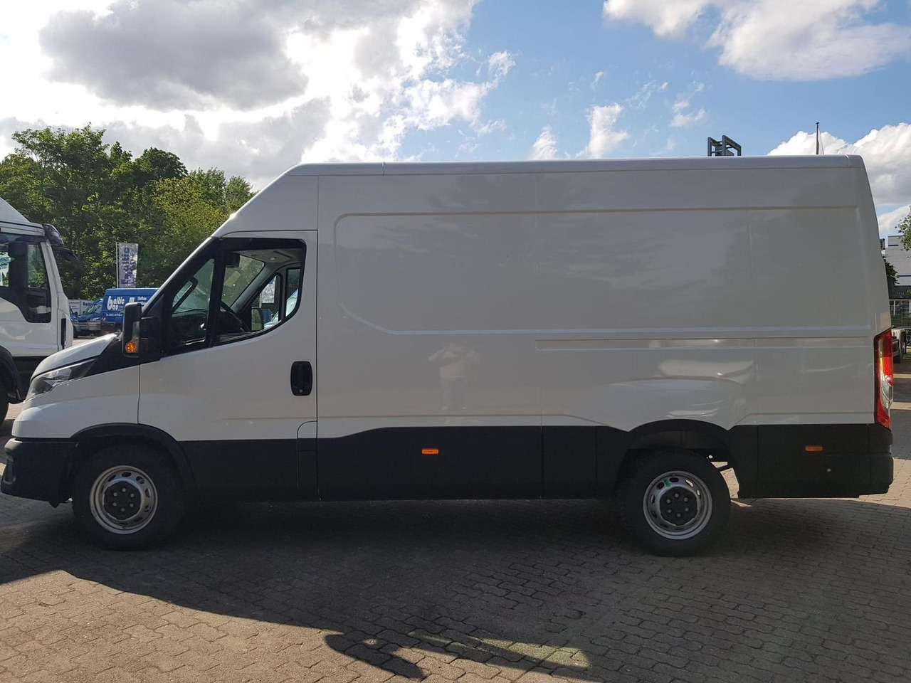 Iveco Daily 35S14A8 V Y mit Rückfahrkamera und Radi... - Kastenwagen: das Bild 2 Iveco Daily 35S14A8 V Y mit Rückfahrkamera und Radi... - Kastenwagen: das Bild 2