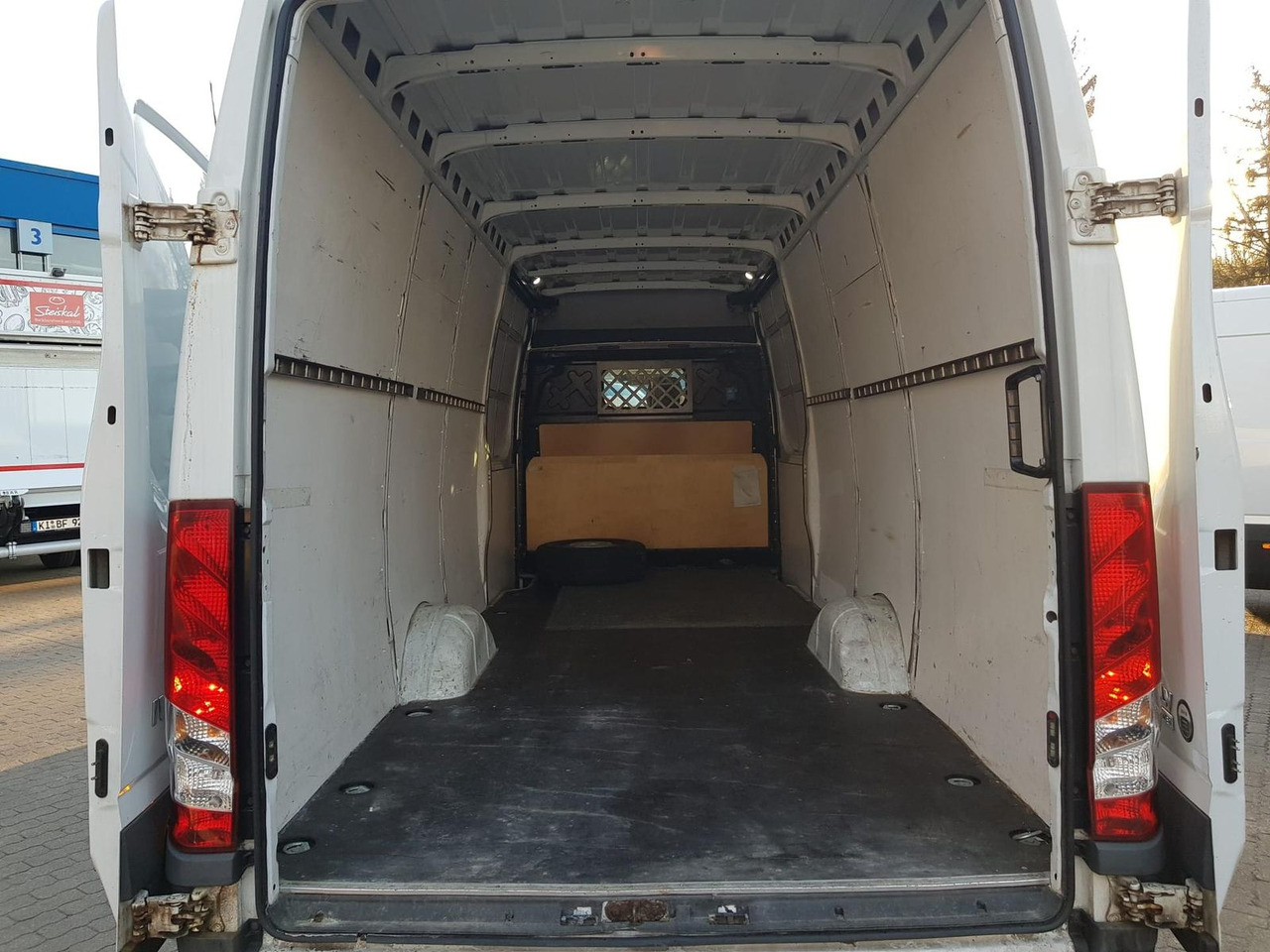 Iveco Daily 35S16SA8 V/P Klima, AHK, Rückfahrkamera... - Kastenwagen: das Bild 4 Iveco Daily 35S16SA8 V/P Klima, AHK, Rückfahrkamera... - Kastenwagen: das Bild 4