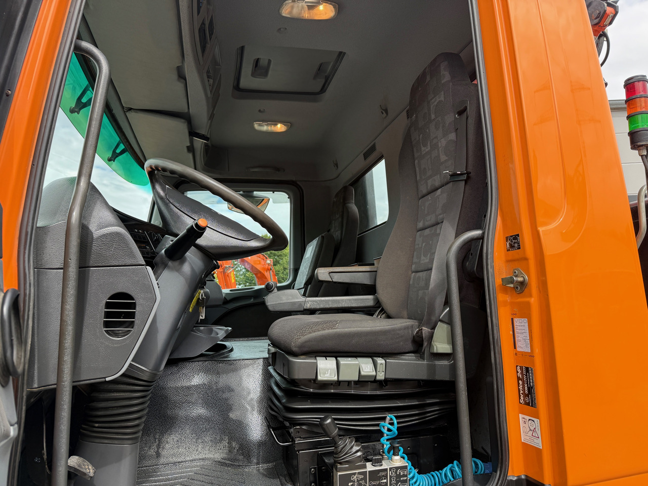 Kipper, Autokran Mercedes-Benz 1832 Actros MP2 3-Seiten-Kipper mit Kran + Funk: das Bild 15