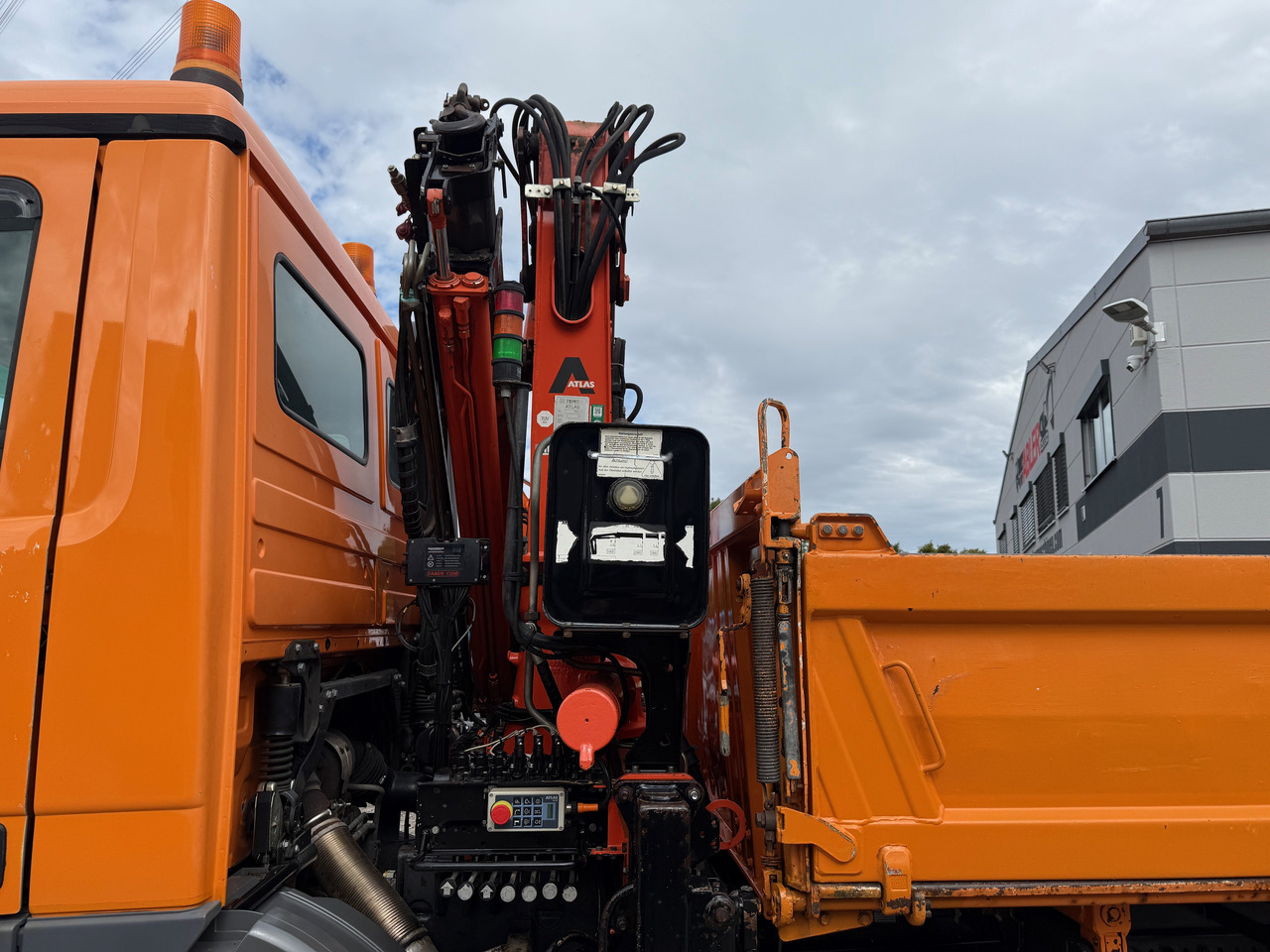 Kipper, Autokran Mercedes-Benz 1832 Actros MP2 3-Seiten-Kipper mit Kran + Funk: das Bild 10