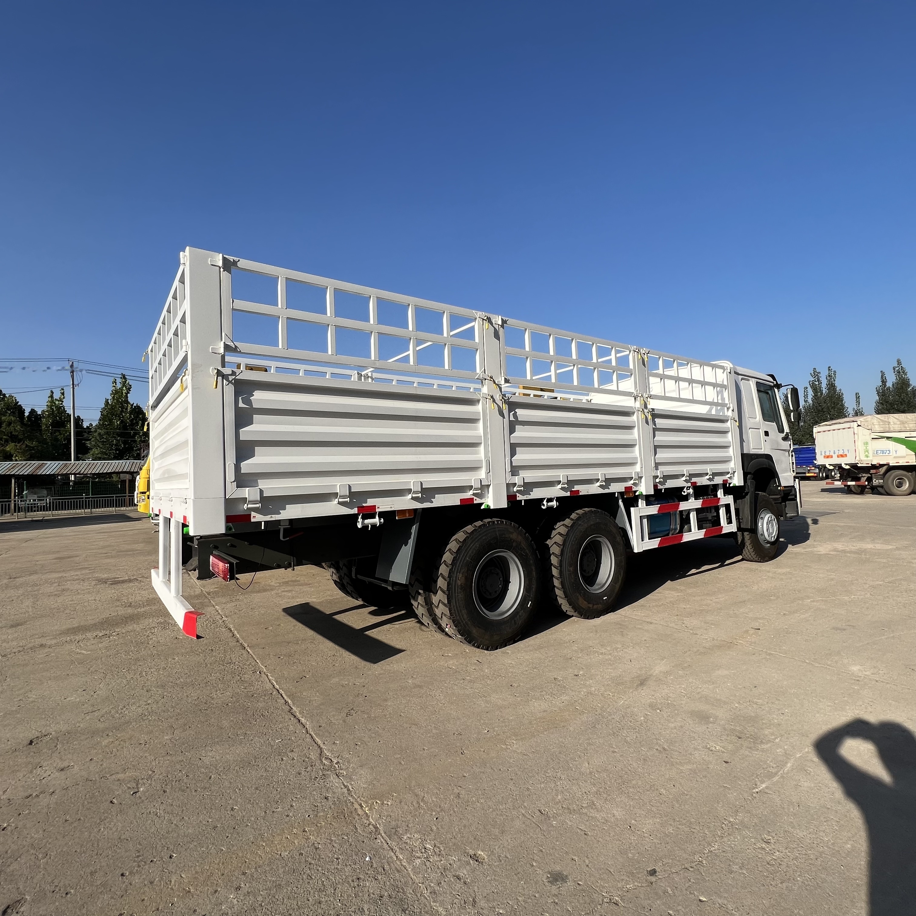 Sinotruk HOWO 371 6*4 Fence truck - Pritsche LKW: das Bild 2 Sinotruk HOWO 371 6*4 Fence truck - Pritsche LKW: das Bild 2