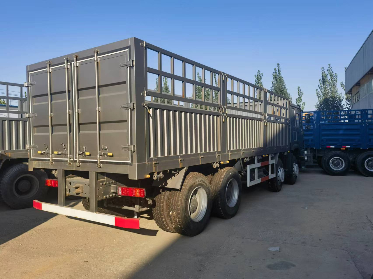 Sinotruk HOWO 371 8*4 Fence truck - Pritsche LKW: das Bild 4 Sinotruk HOWO 371 8*4 Fence truck - Pritsche LKW: das Bild 4