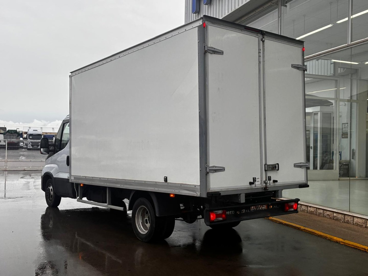 Caja cerrada IVECO 35C16 20m3 con puertas traseras - Koffer Transporter: das Bild 4 Caja cerrada IVECO 35C16 20m3 con puertas traseras - Koffer Transporter: das Bild 4