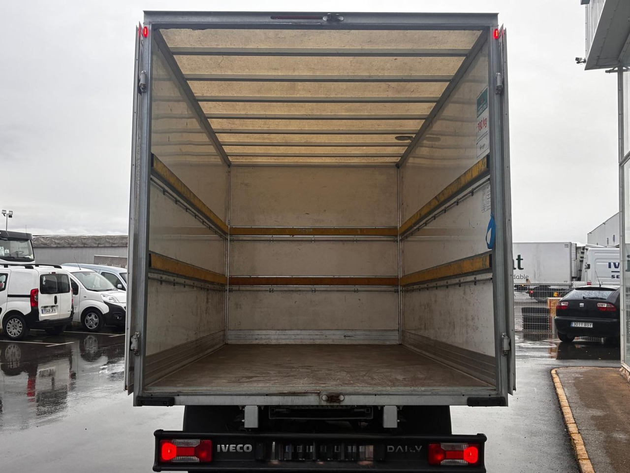 Caja cerrada IVECO 35C16 20m3 con puertas traseras - Koffer Transporter: das Bild 5 Caja cerrada IVECO 35C16 20m3 con puertas traseras - Koffer Transporter: das Bild 5