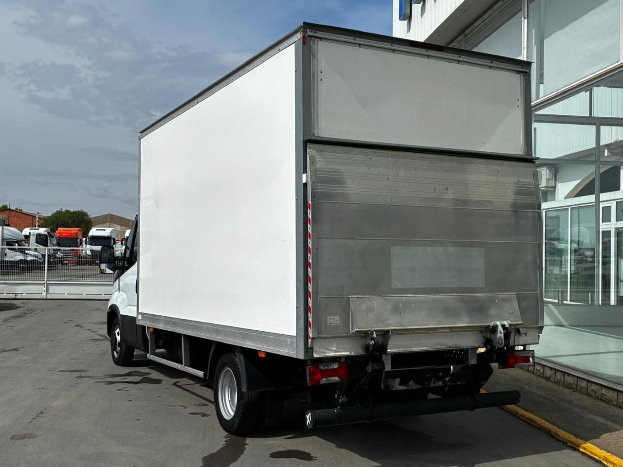 Caja cerrada IVECO 35C16 3.0 20m3 - Koffer Transporter: das Bild 4 Caja cerrada IVECO 35C16 3.0 20m3 - Koffer Transporter: das Bild 4