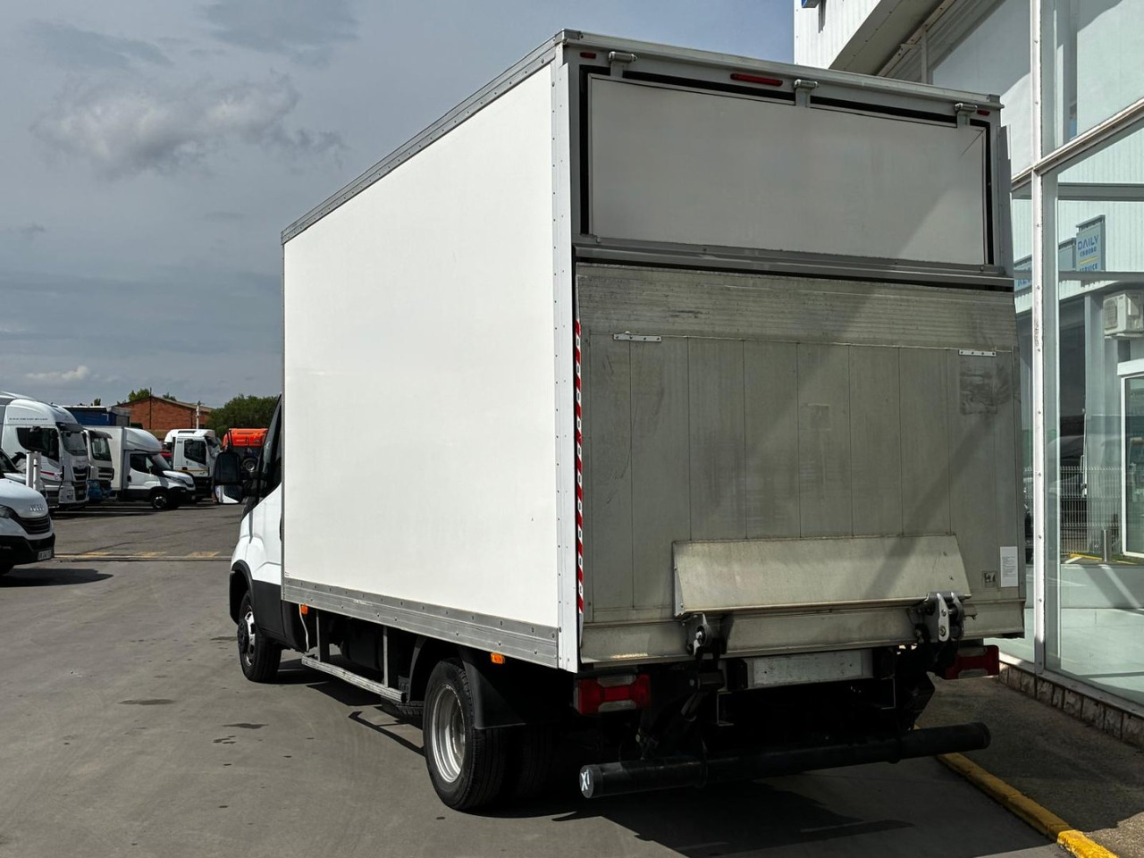 Caja cerrada IVECO 35C16 3.0 20m3 - Koffer Transporter: das Bild 4 Caja cerrada IVECO 35C16 3.0 20m3 - Koffer Transporter: das Bild 4