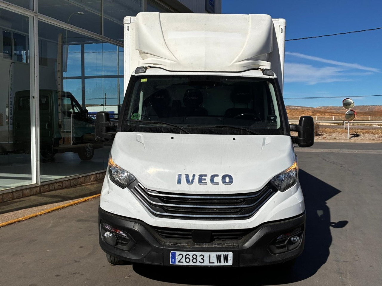 Caja cerrada con plataforma elevadora IVECO 35C14 20m3 con puerta lateral - Koffer Transporter: das Bild 2 Caja cerrada con plataforma elevadora IVECO 35C14 20m3 con puerta lateral - Koffer Transporter: das Bild 2