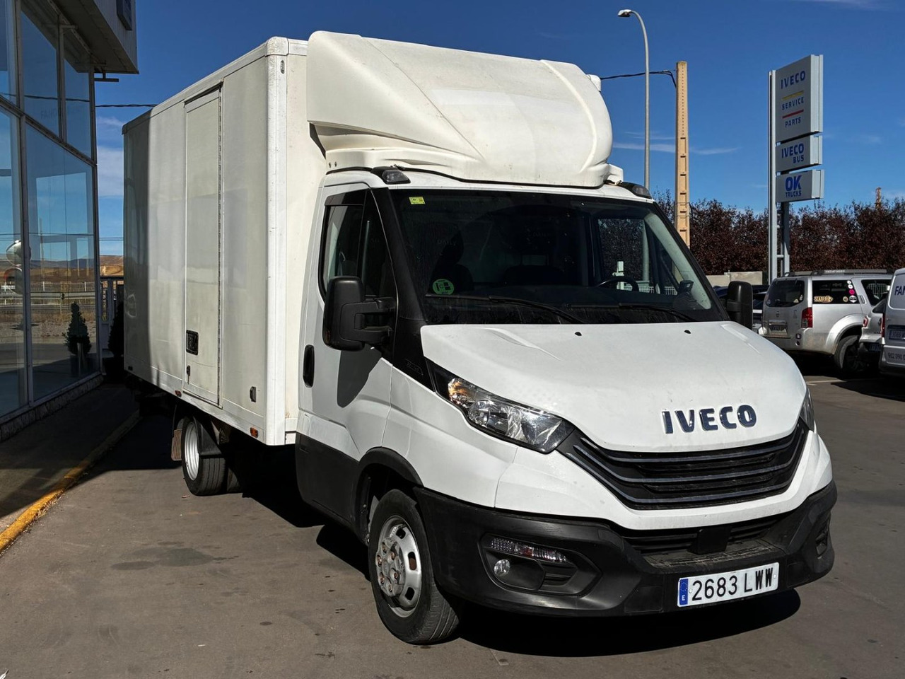 Caja cerrada con plataforma elevadora IVECO 35C14 20m3 con puerta lateral - Koffer Transporter: das Bild 3 Caja cerrada con plataforma elevadora IVECO 35C14 20m3 con puerta lateral - Koffer Transporter: das Bild 3