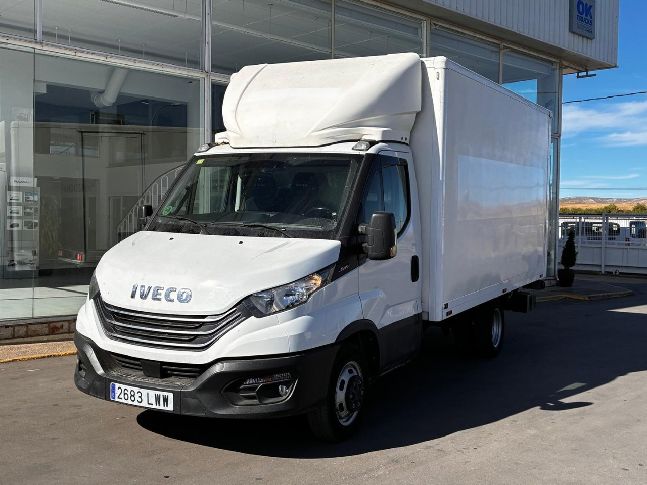 Caja cerrada con plataforma elevadora IVECO 35C14 20m3 con puerta lateral - Koffer Transporter: das Bild 1 Caja cerrada con plataforma elevadora IVECO 35C14 20m3 con puerta lateral - Koffer Transporter: das Bild 1