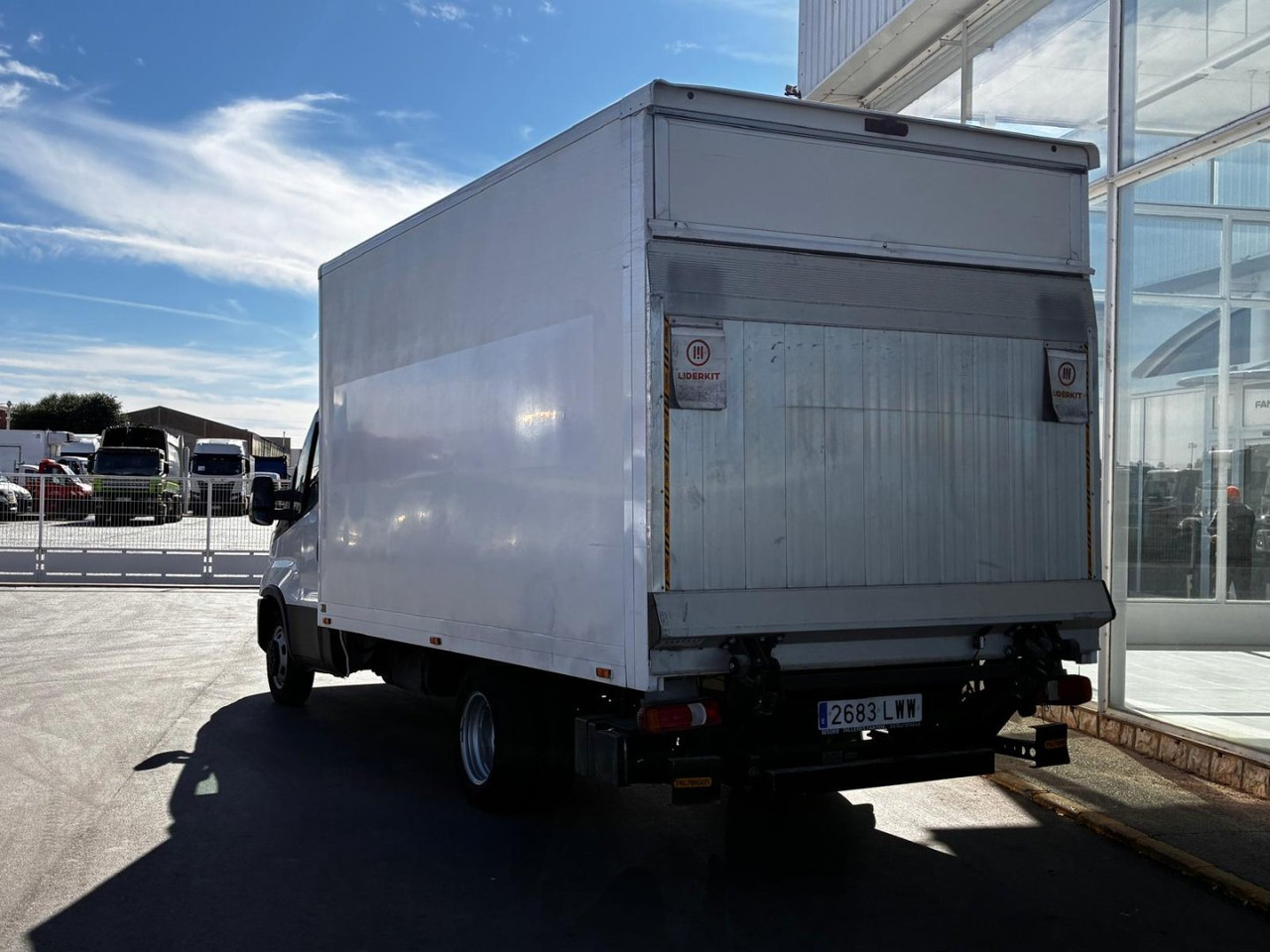 Caja cerrada con plataforma elevadora IVECO 35C14 20m3 con puerta lateral - Koffer Transporter: das Bild 4 Caja cerrada con plataforma elevadora IVECO 35C14 20m3 con puerta lateral - Koffer Transporter: das Bild 4