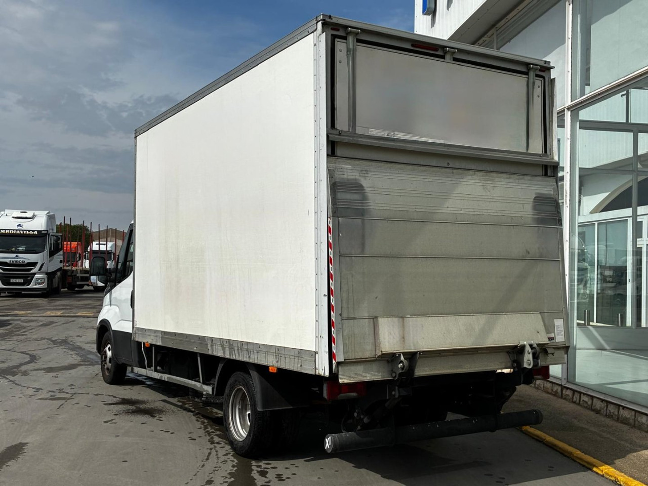Caja cerrada con plataforma elevadora IVECO 35C16 20m3 Automática - Koffer Transporter: das Bild 4 Caja cerrada con plataforma elevadora IVECO 35C16 20m3 Automática - Koffer Transporter: das Bild 4