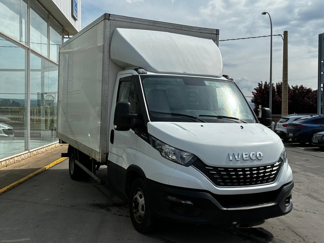 Caja cerrada con plataforma elevadora IVECO 35C16 20m3 Automática - Koffer Transporter: das Bild 3 Caja cerrada con plataforma elevadora IVECO 35C16 20m3 Automática - Koffer Transporter: das Bild 3