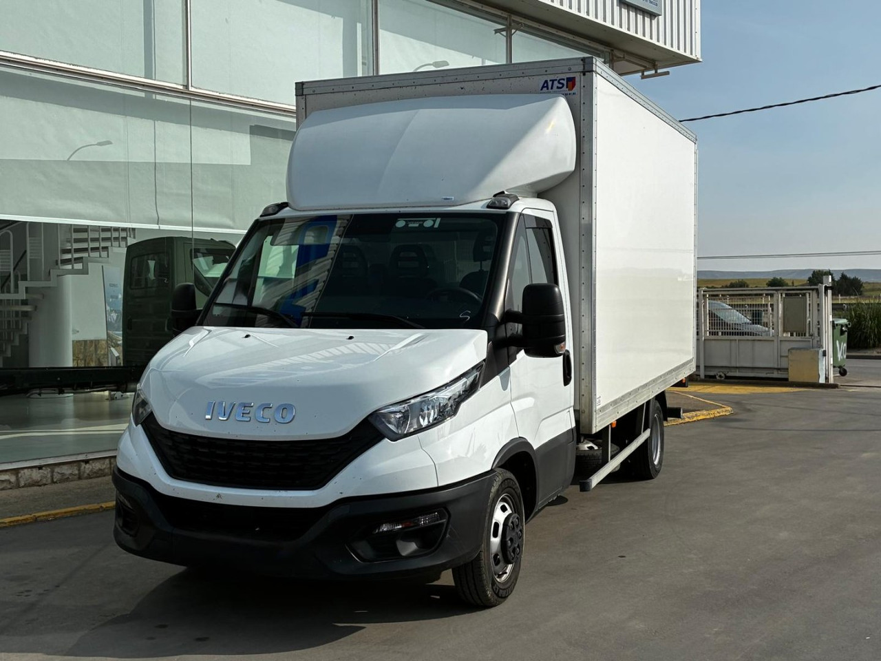 Caja cerrada con plataforma elevadora IVECO 35C16 20m3 - Koffer Transporter: das Bild 1 Caja cerrada con plataforma elevadora IVECO 35C16 20m3 - Koffer Transporter: das Bild 1