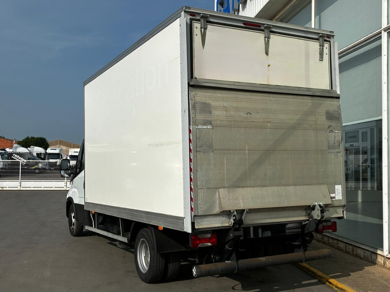 Caja cerrada con plataforma elevadora IVECO 35C16 20m3 - Koffer Transporter: das Bild 4 Caja cerrada con plataforma elevadora IVECO 35C16 20m3 - Koffer Transporter: das Bild 4